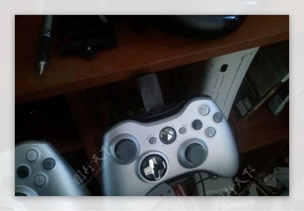 的Xbox360控制器和速度轮桌上码头