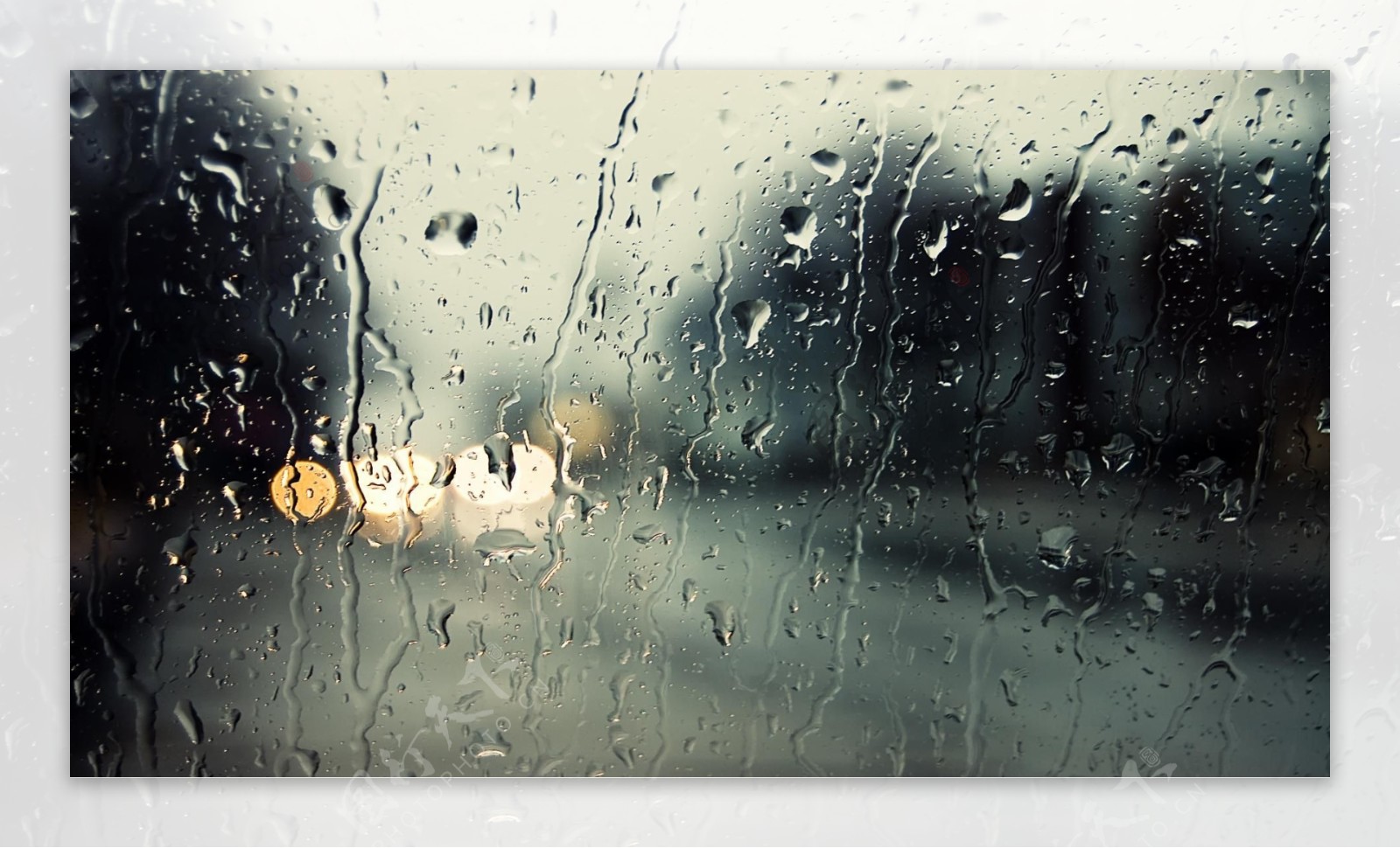 玻璃窗外的雨中城市