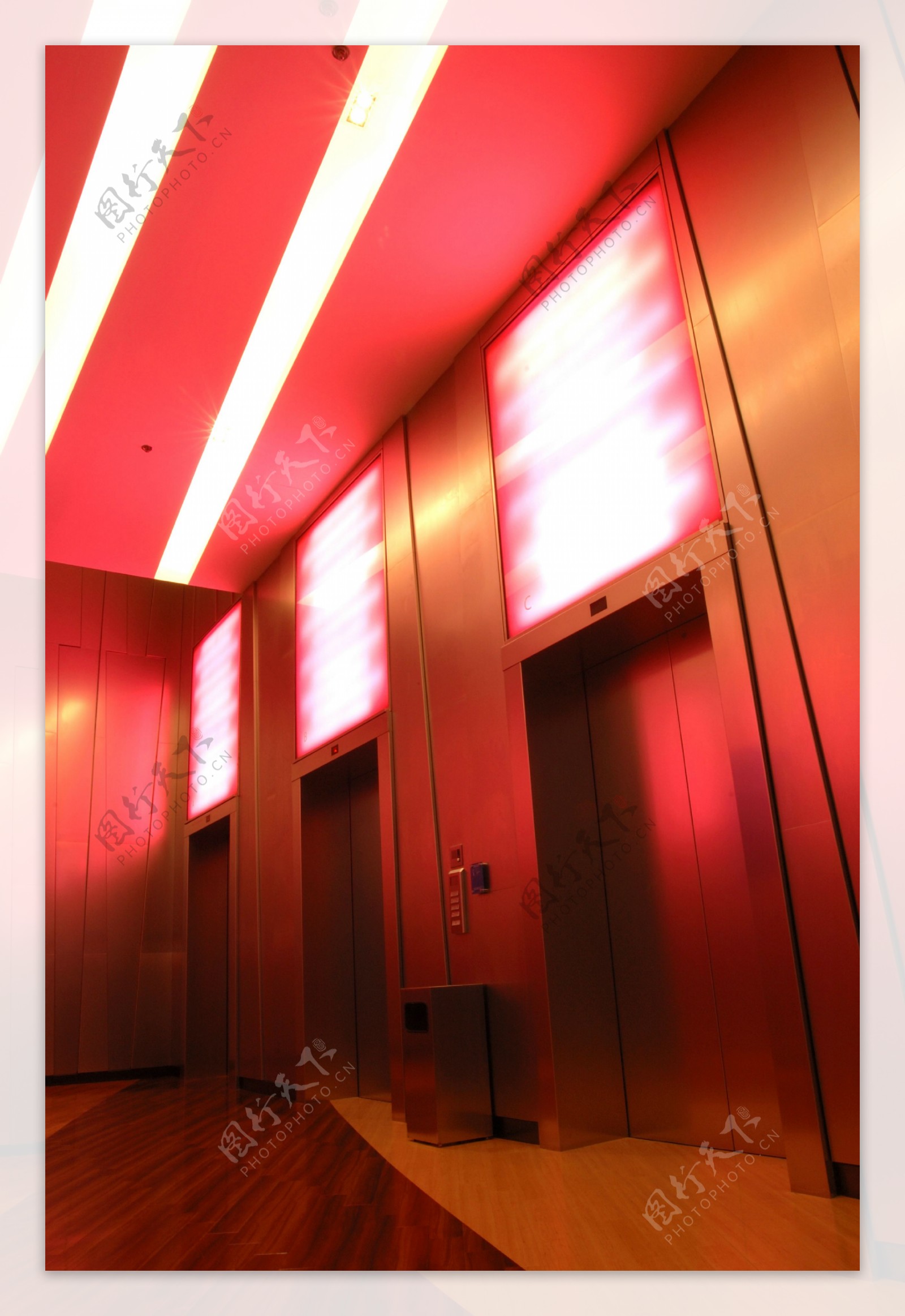 建築電梯紅色