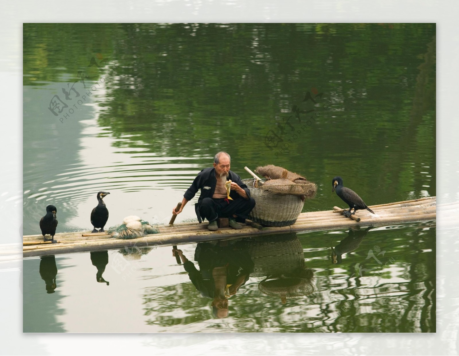 蹲在木筏上吃粽子的老渔翁图片