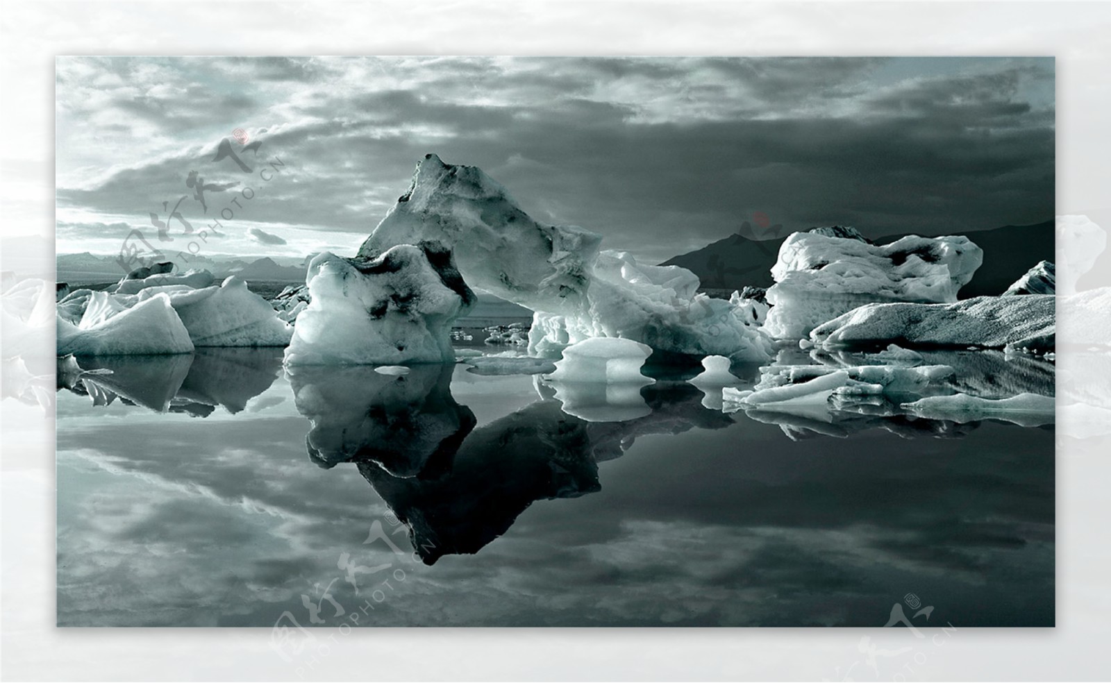 摄影图素材下载水中的冰山与雪堆