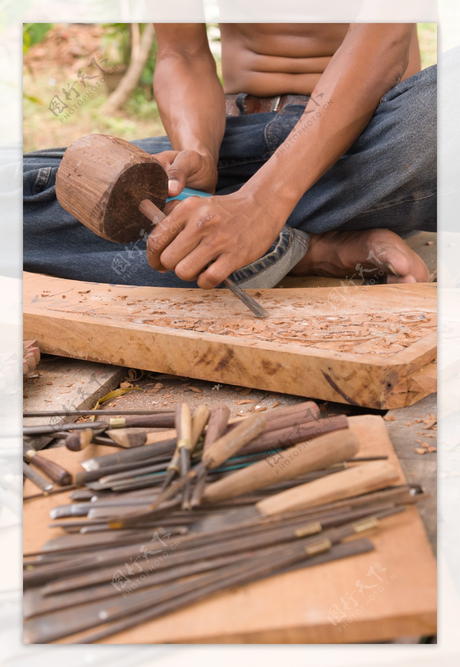 传统的手工雕刻的木材