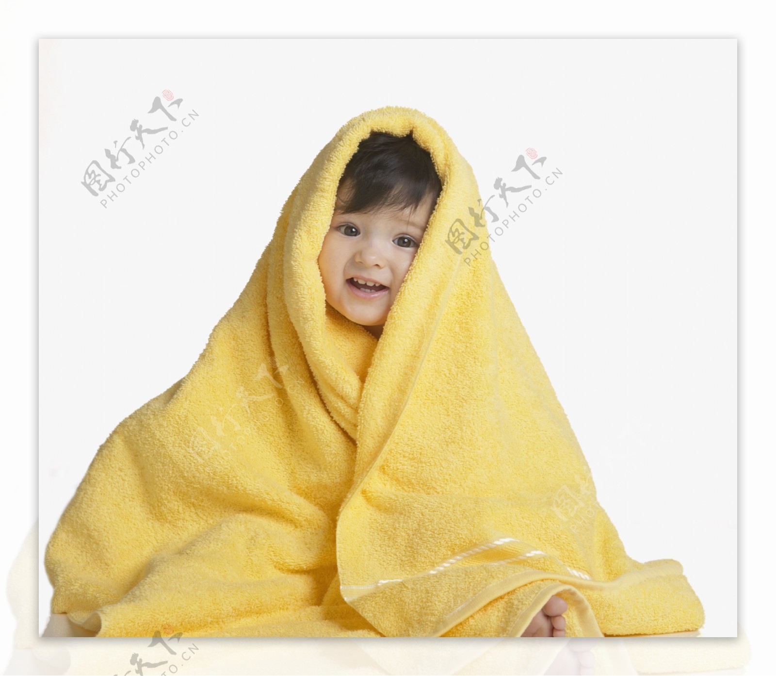 毛巾包着的可爱宝宝婴儿图片