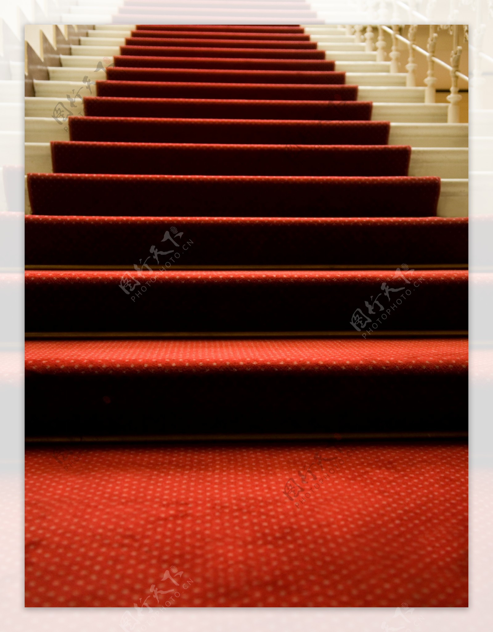 铺红地毯的楼梯图片素材