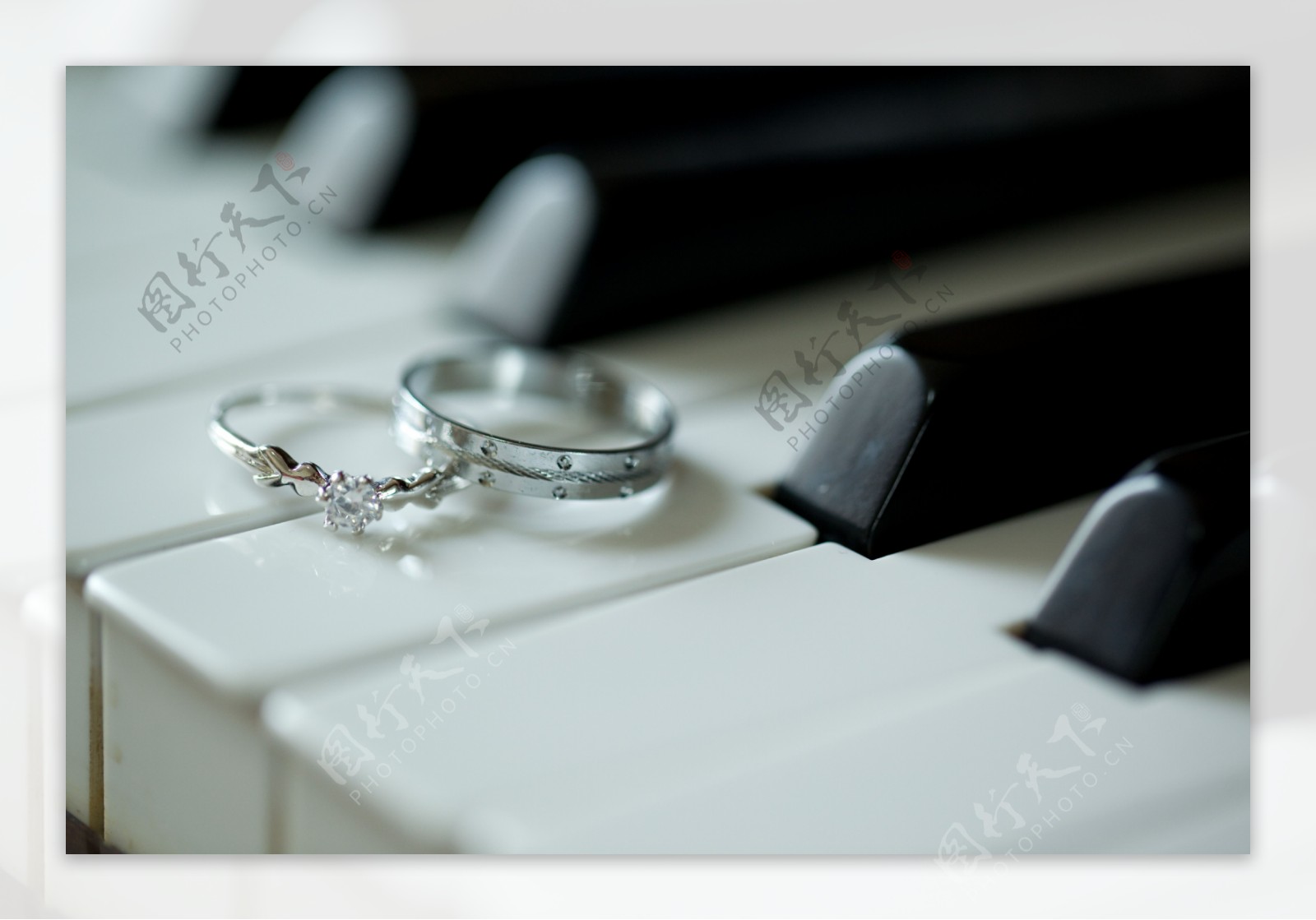 钢琴上的戒指图片