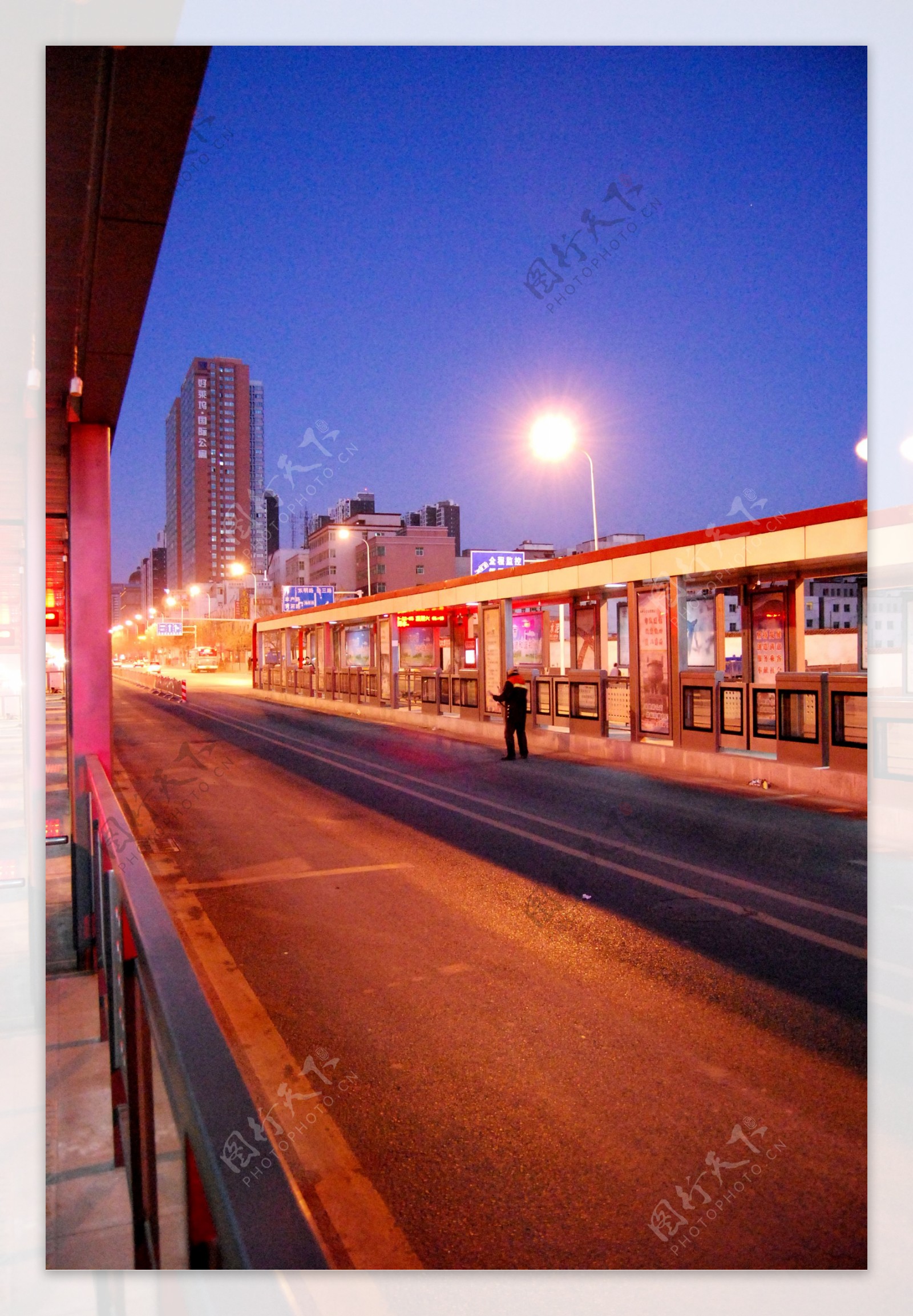 凌晨的brt公交站点图片