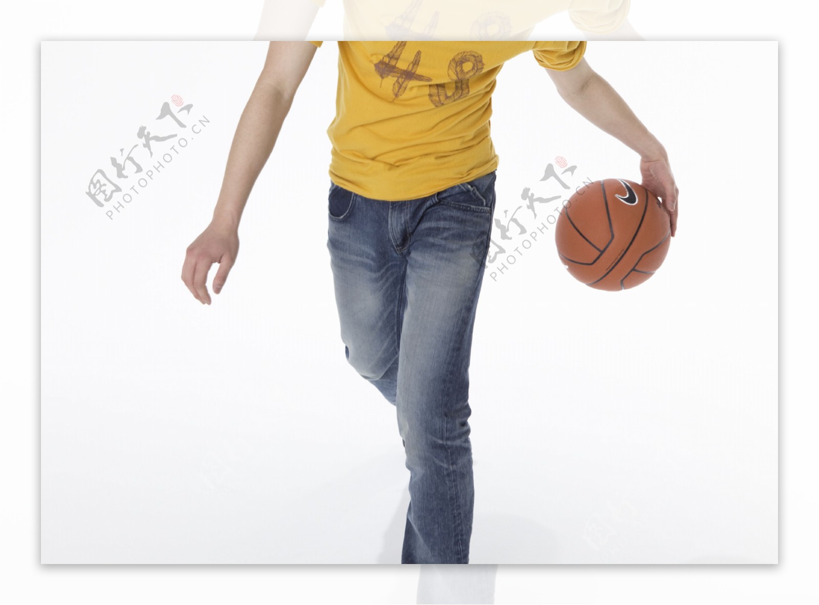 打篮球的大学生图片