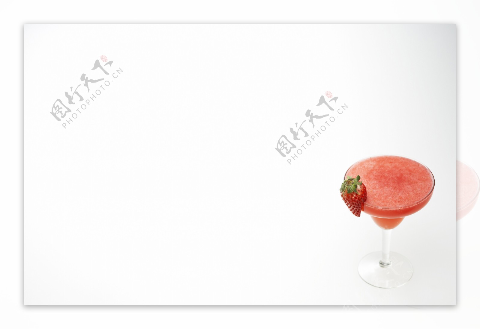 草莓鸡尾酒图片