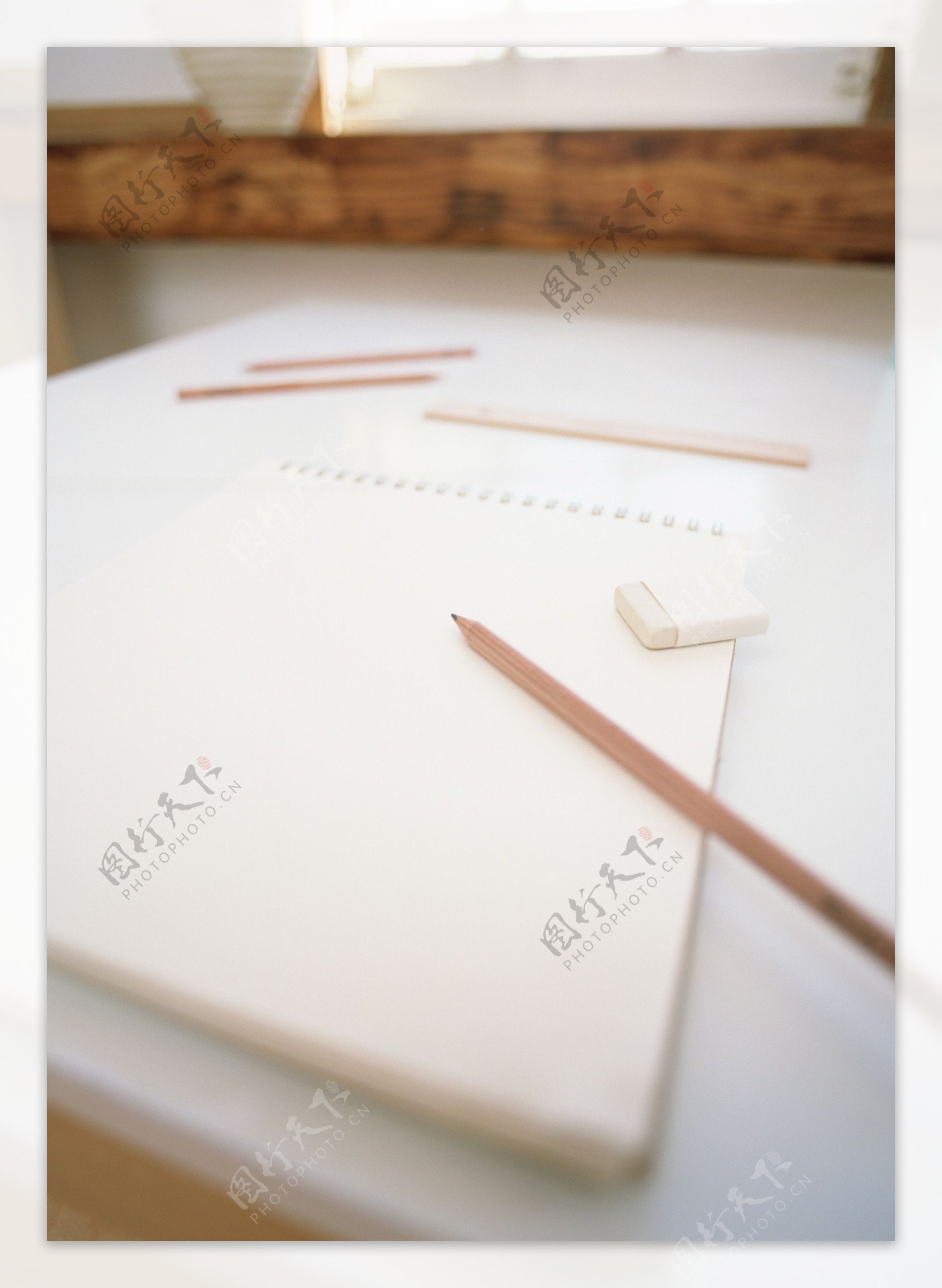橡皮铅笔作业本图片