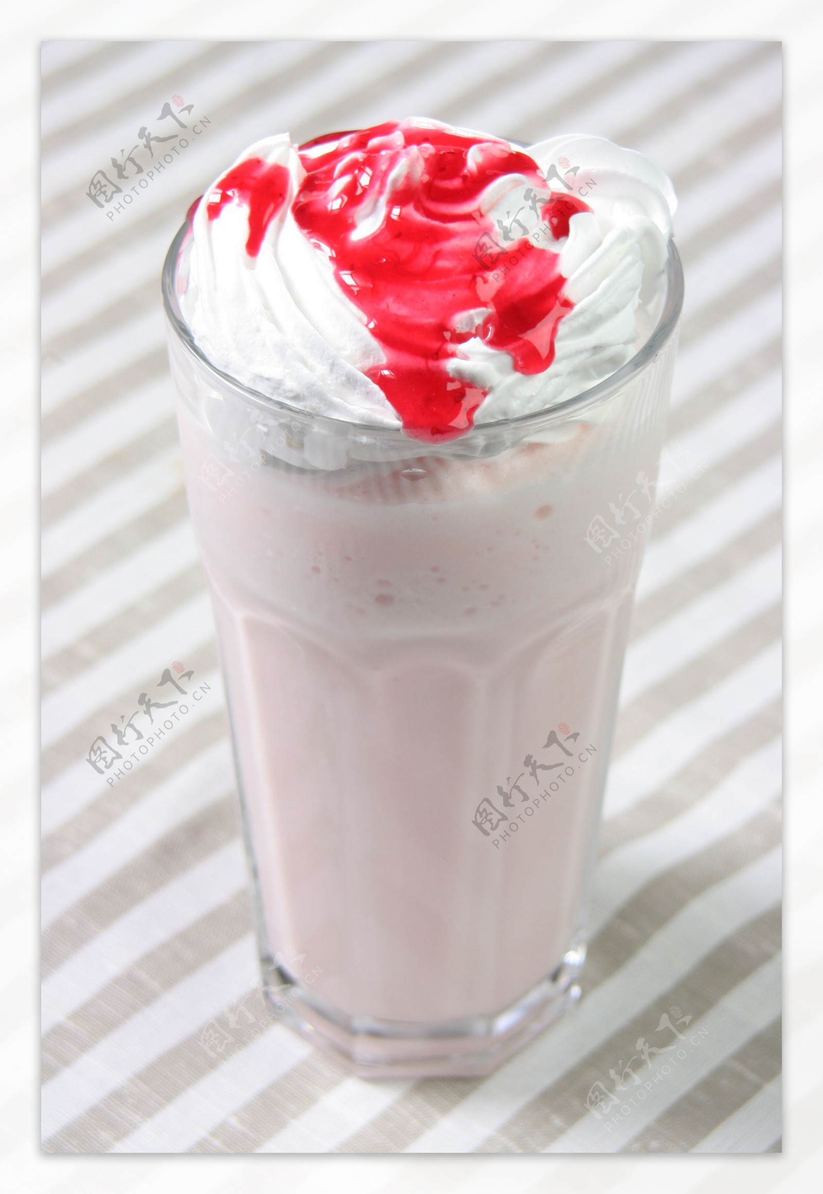 草莓奶昔饮品图片