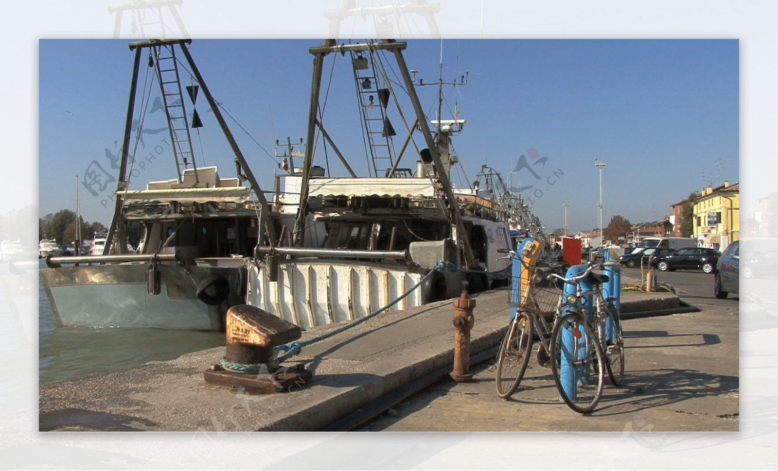 意大利宝洲渔船和自行车股票视频