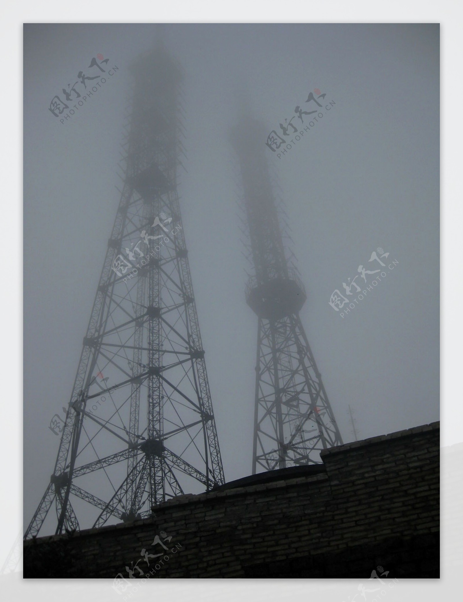 雾中的高塔图片