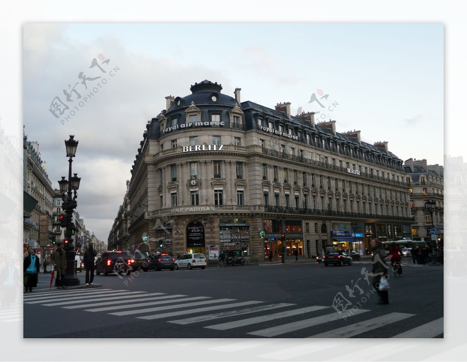 巴黎街上的建筑和街景图片