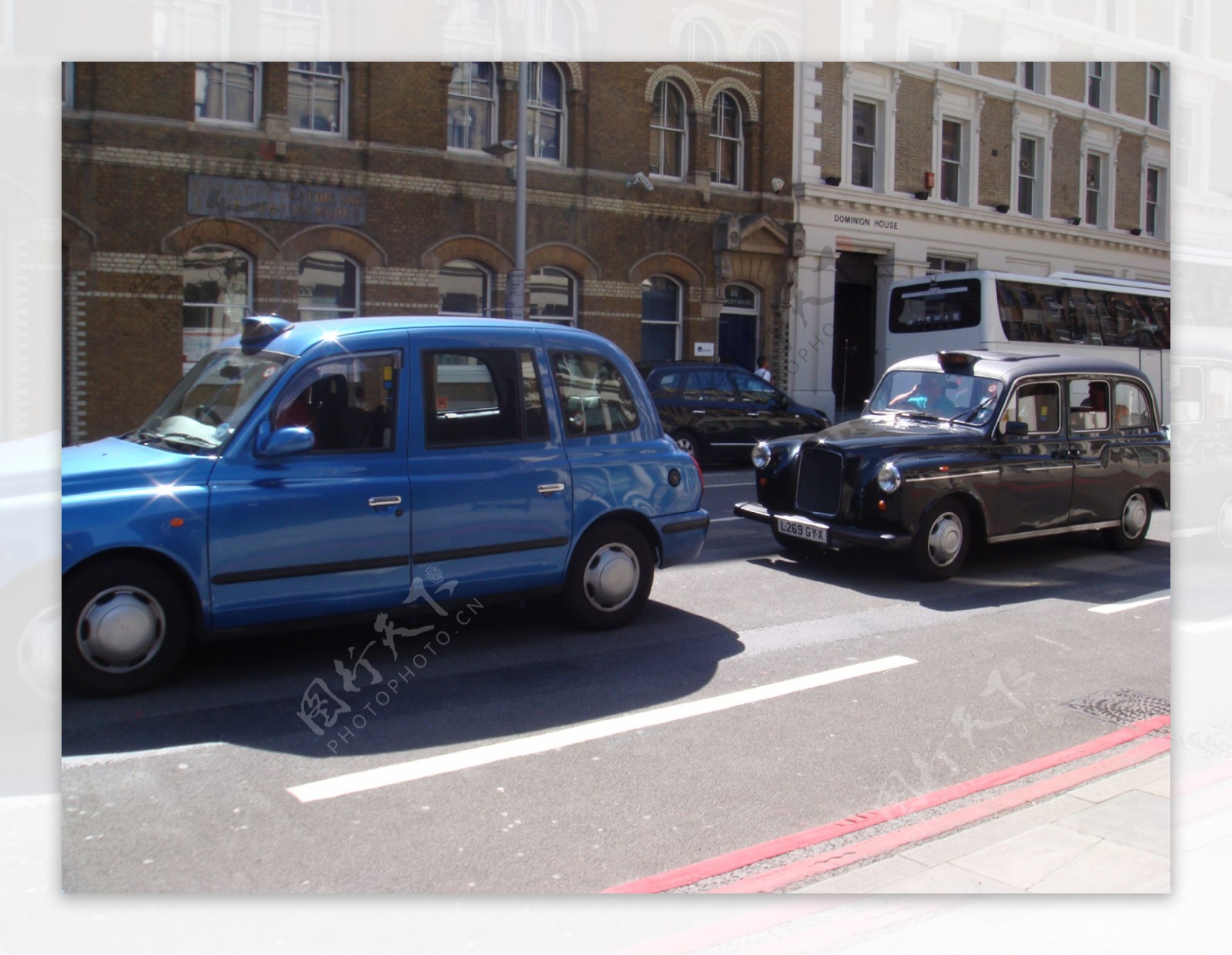 伦敦街上的老爷出租车图片