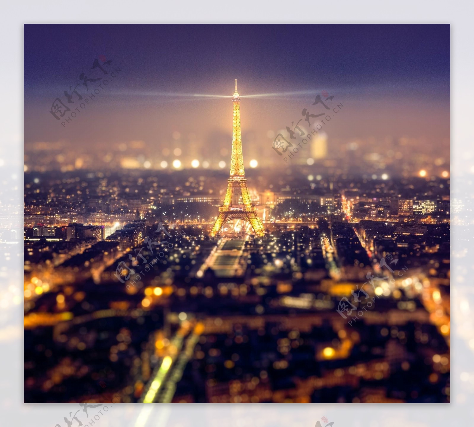 远眺巴黎埃菲尔铁塔夜景