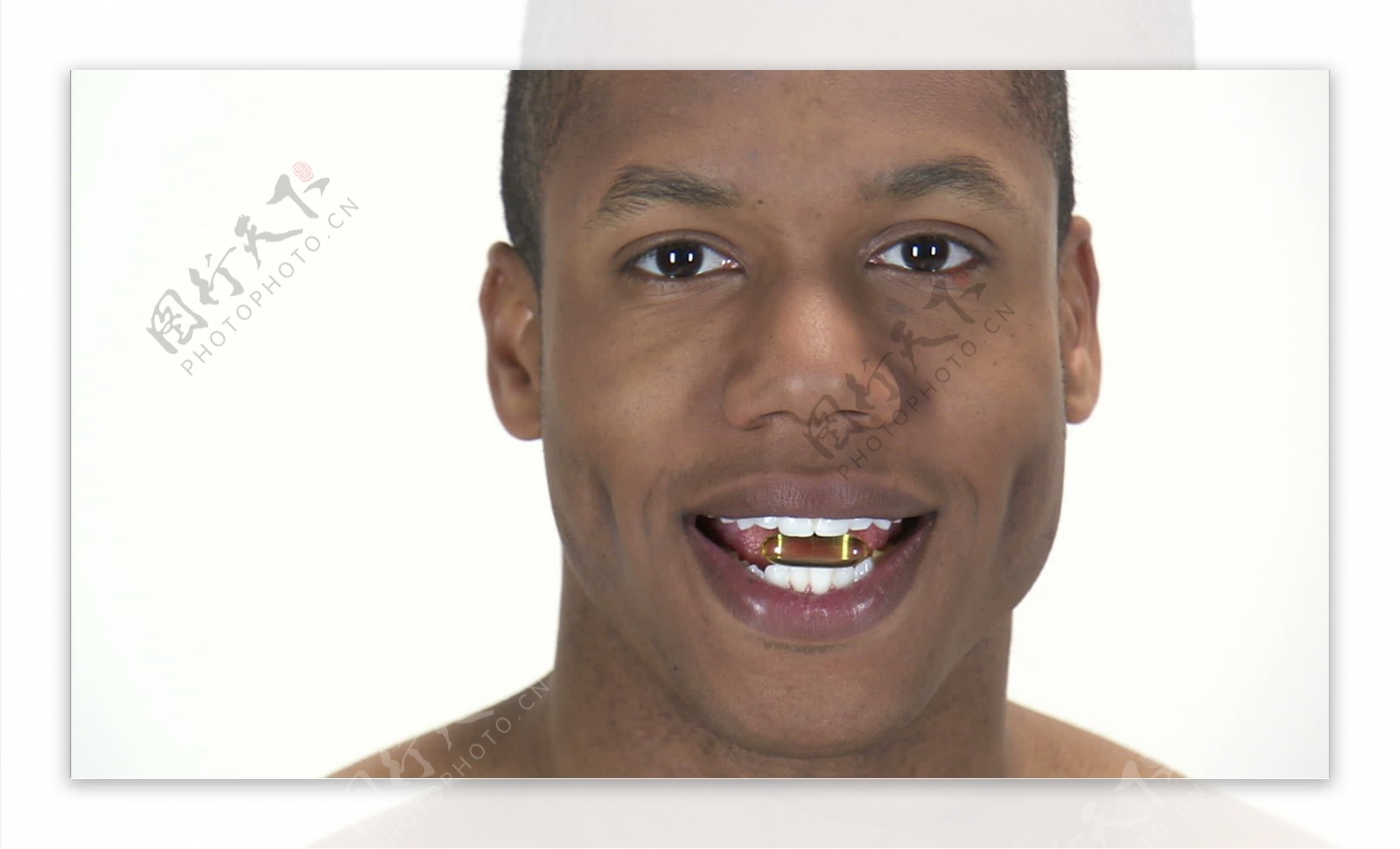黑人拿着药丸他的牙齿2股票视频之间的镜头