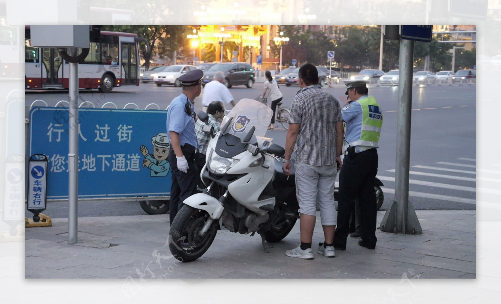 特写镜头在北京警官股票视频视频免费下载