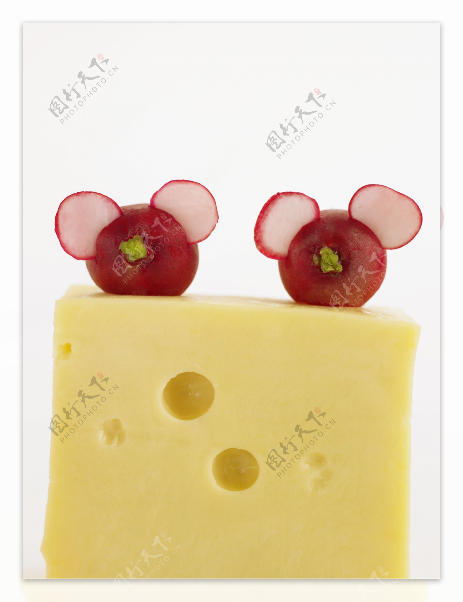 奶酪上的摆成米奇状的红色水果高清下载