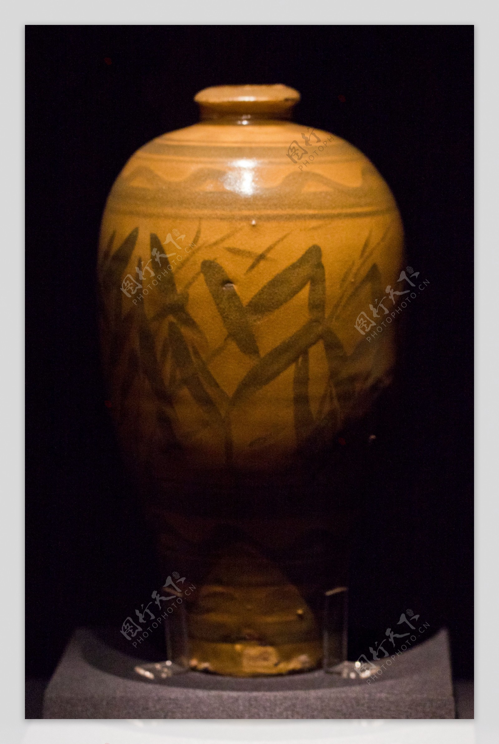 黄釉黑彩竹纹瓶图片