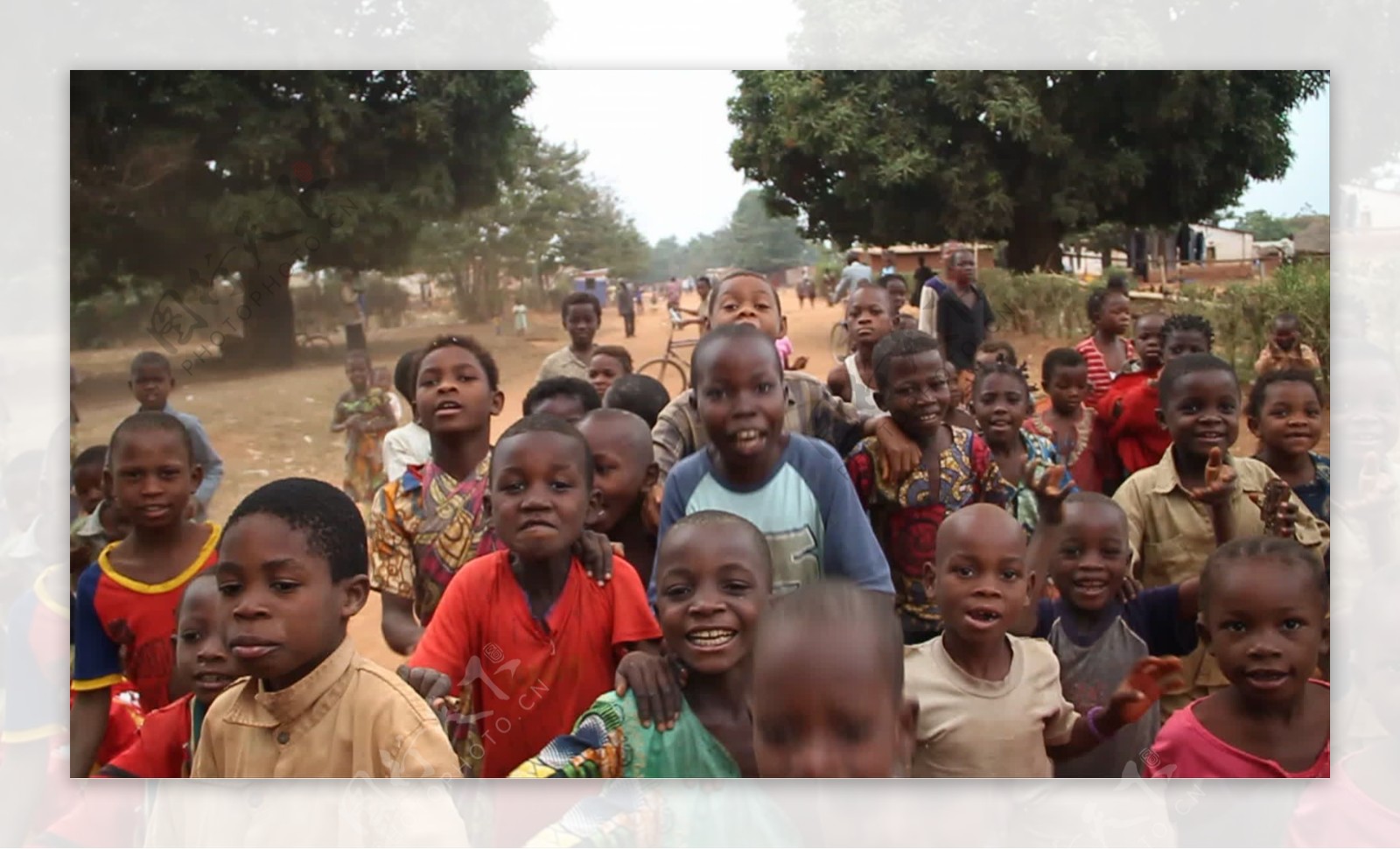 快乐的非洲儿童舞蹈视频跟踪摄像机和股票视频免费下载