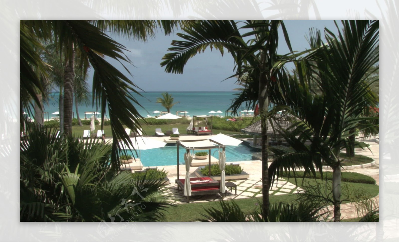 特克斯和凯科斯岛度假酒店泳池边的股票视频