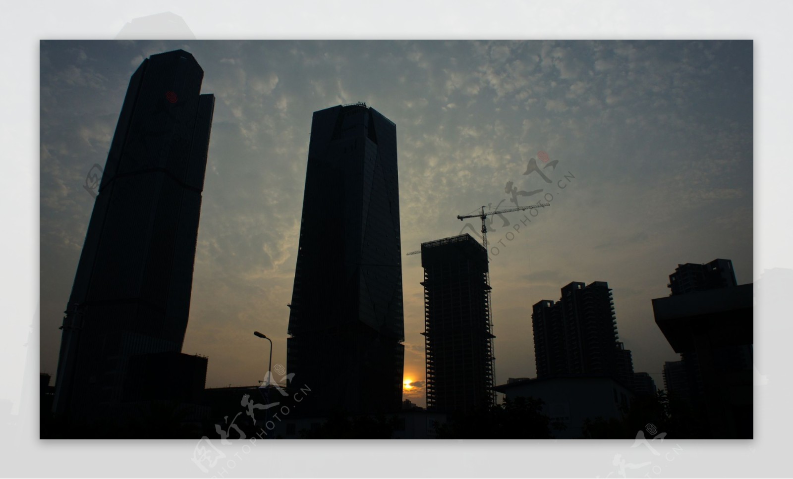 夕阳下的高楼剪影图片