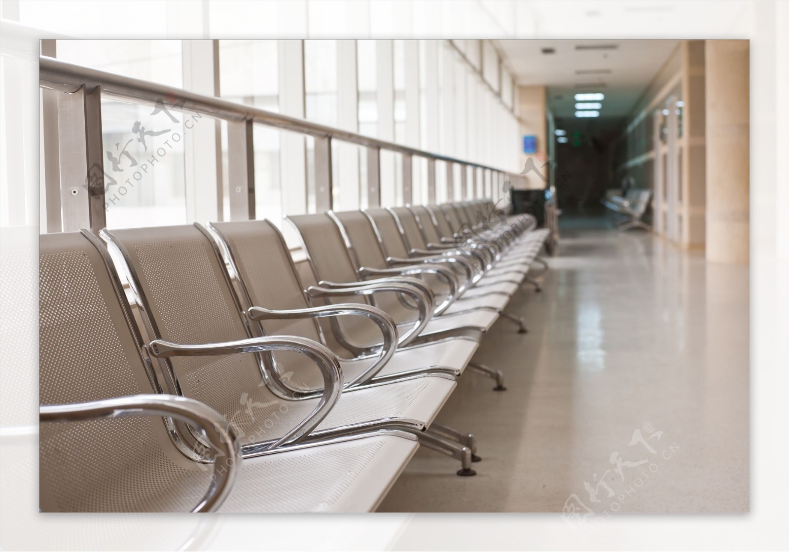医院走廊的座椅图片