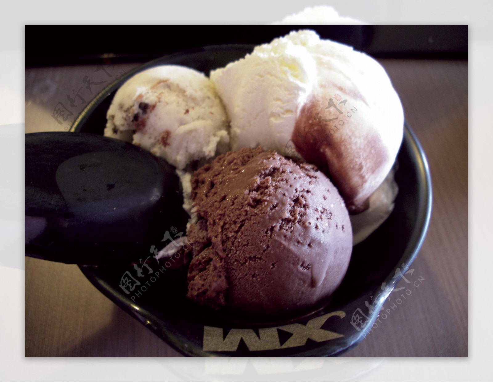 三球冰淇淋图片
