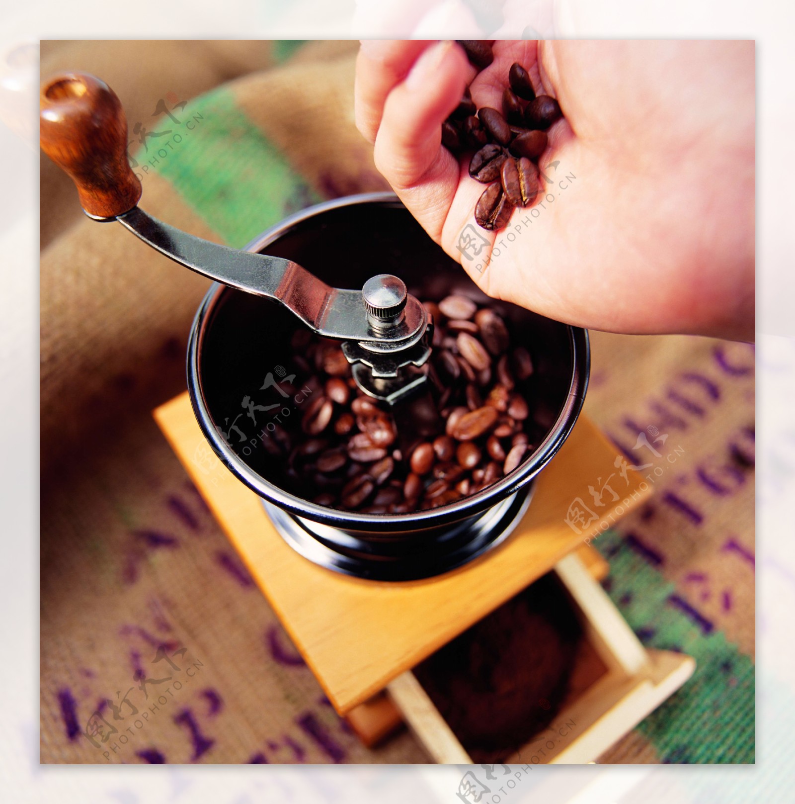 手工咖啡研磨的过程添加咖啡豆