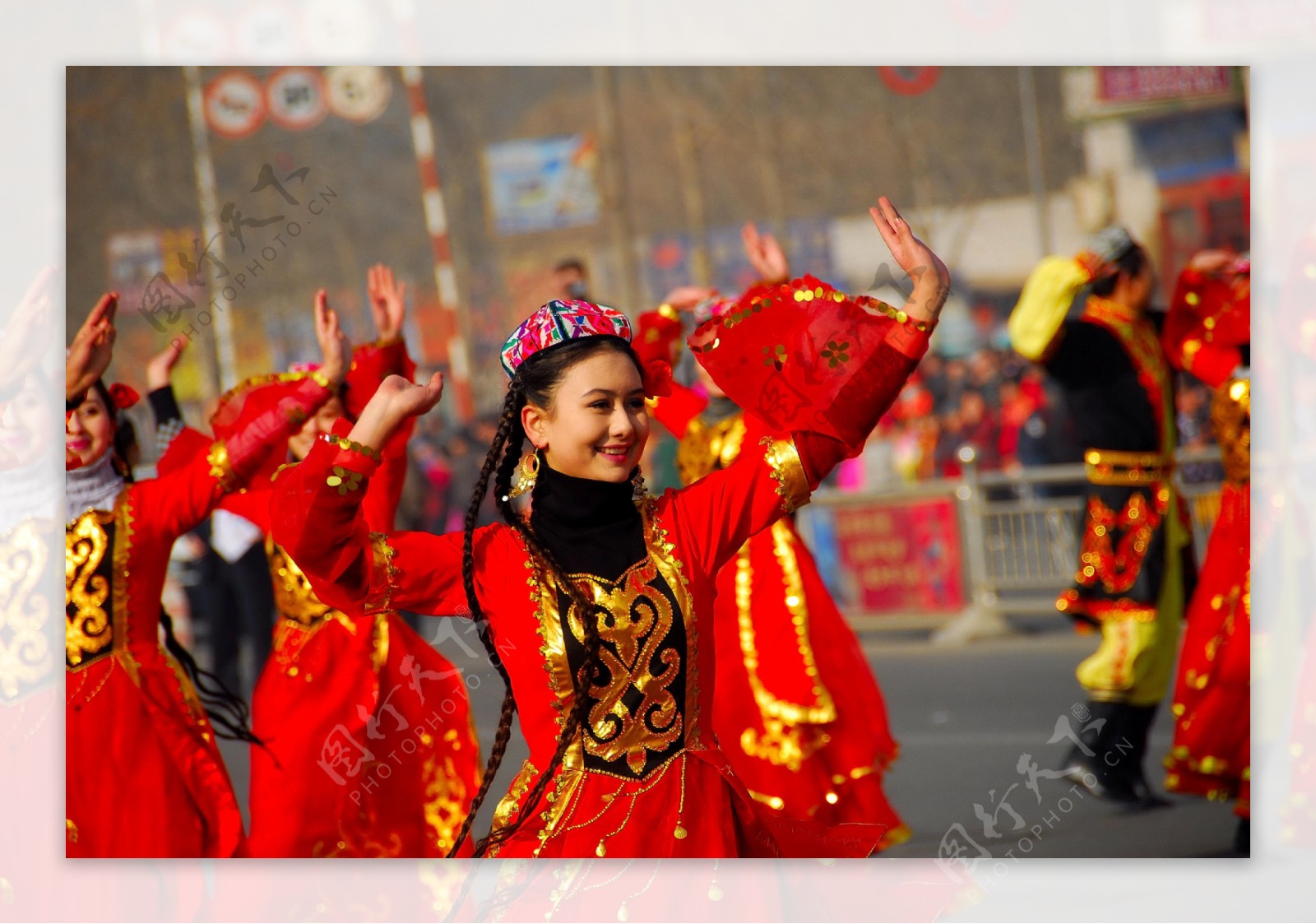 新疆维吾尔族特色舞蹈图片