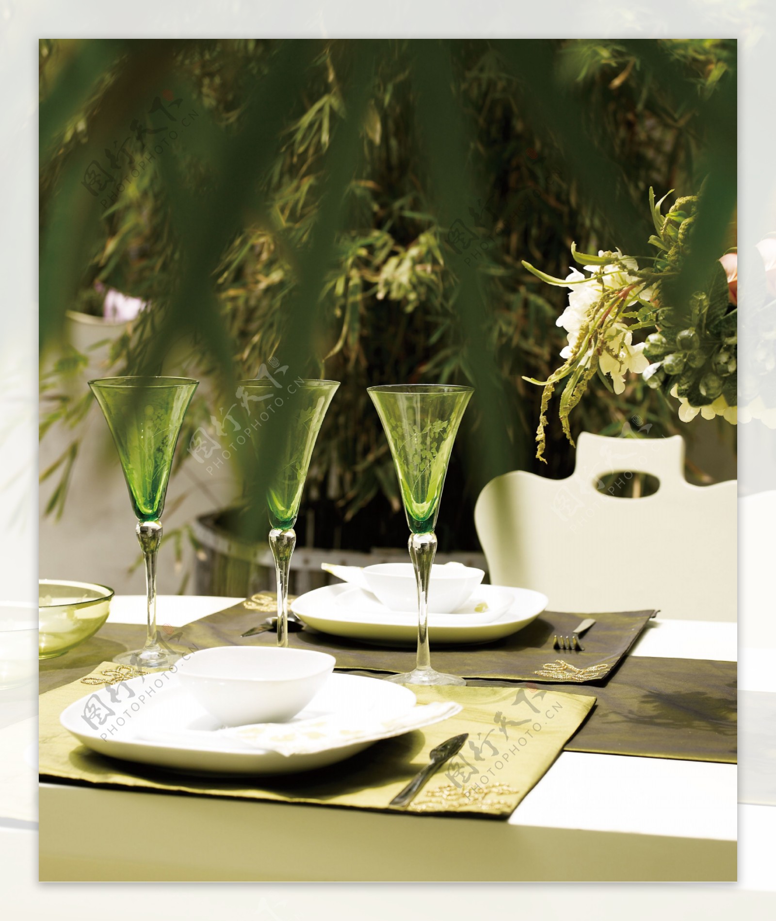 情景小品欧式台桌花瓶花椅子图片