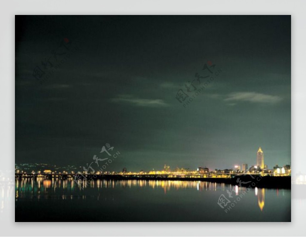 河畔城市夜景ppt模板