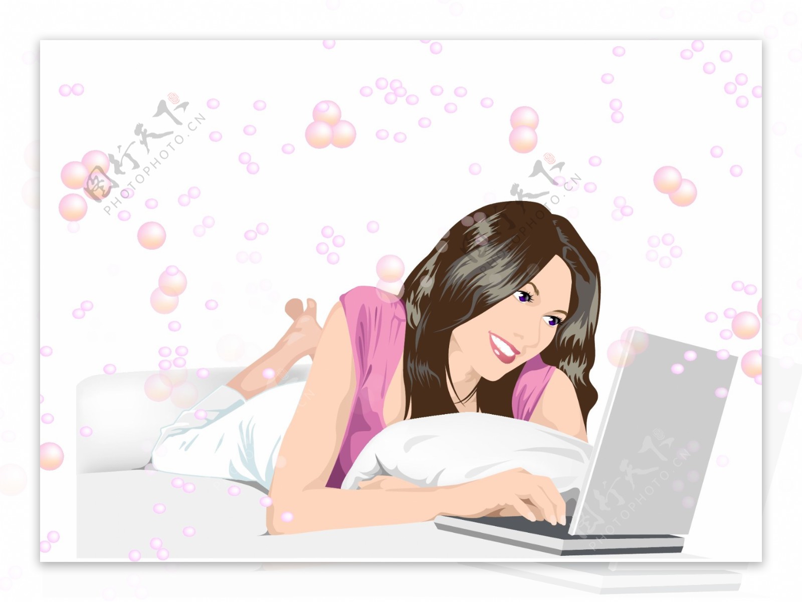 她美丽的女孩躺在聊天笔记本电脑