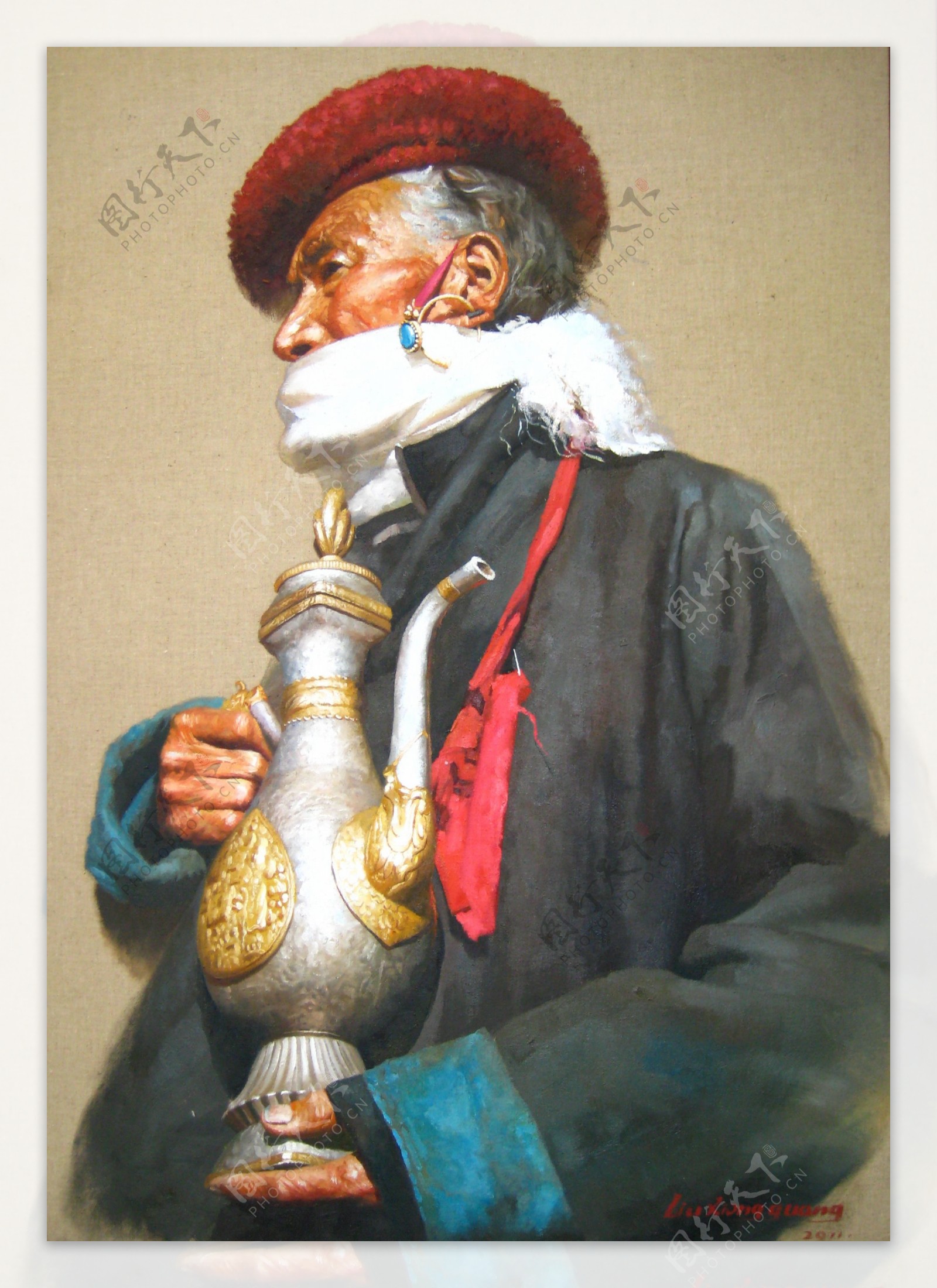 抱壶的藏族老人图片