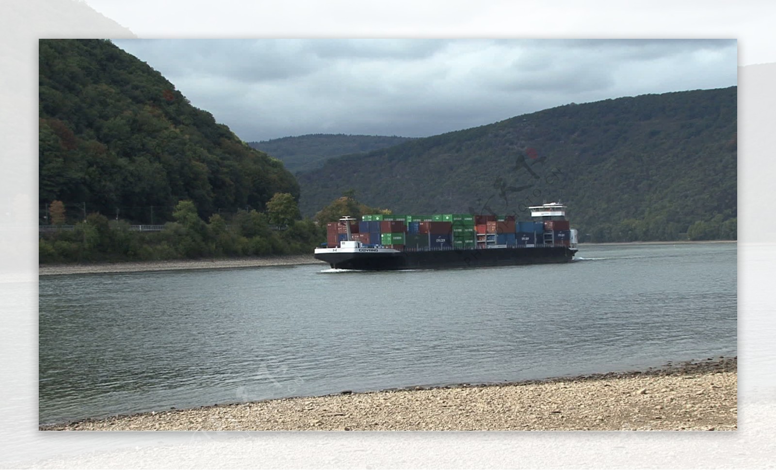 德国莱茵集装箱驳船和海滩股票视频视频免费下载