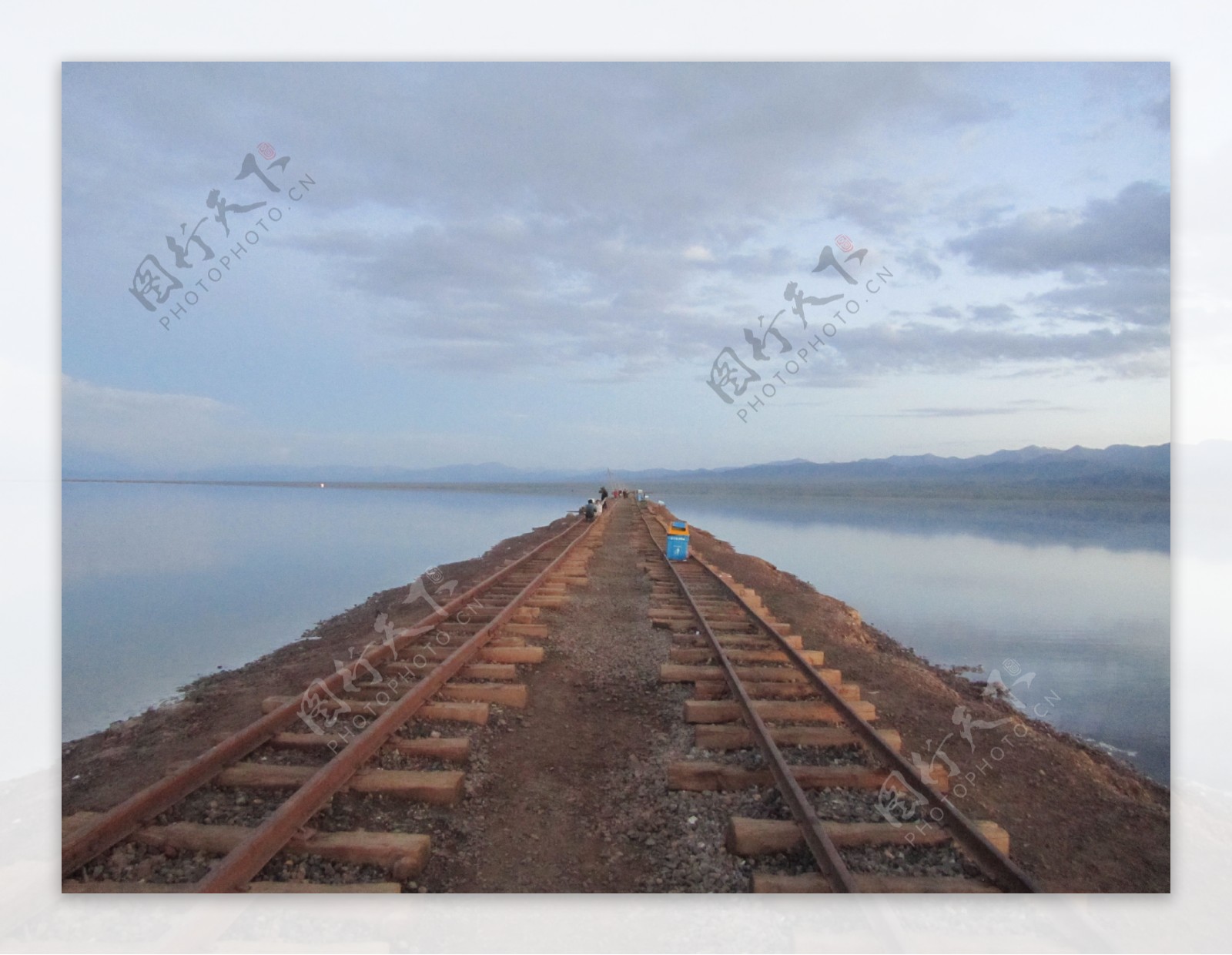 茶卡盐湖的观光铁路图片