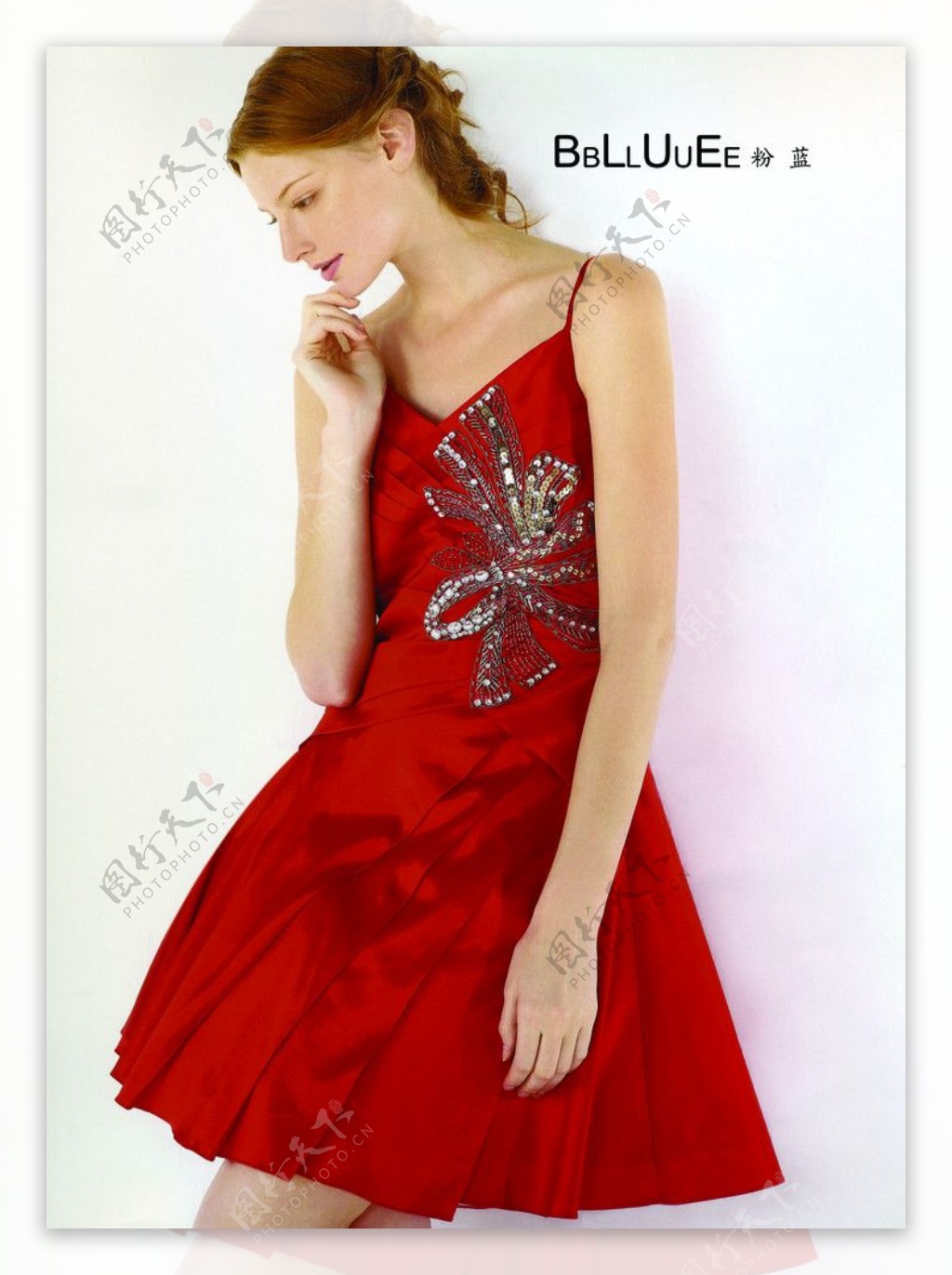 粉蓝衣橱服饰LOGO2010春夏女装洋红色吊带长裙金发女郎600DPI图片