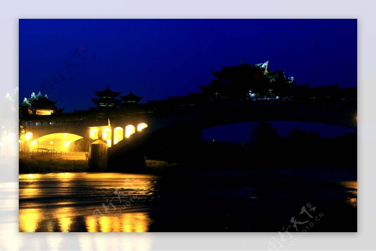 夜色拱桥图片