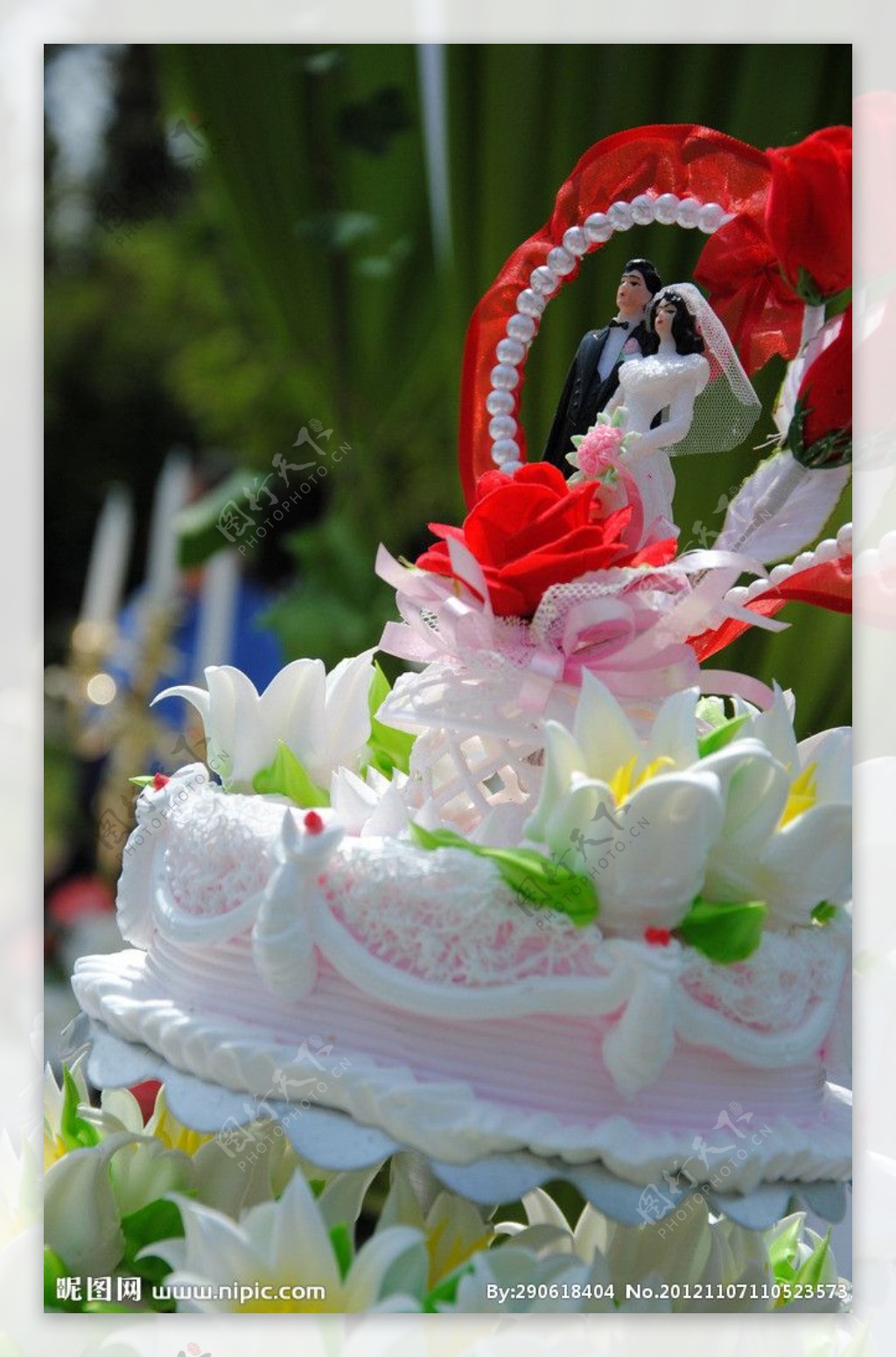 蛋糕鲜花装饰图片