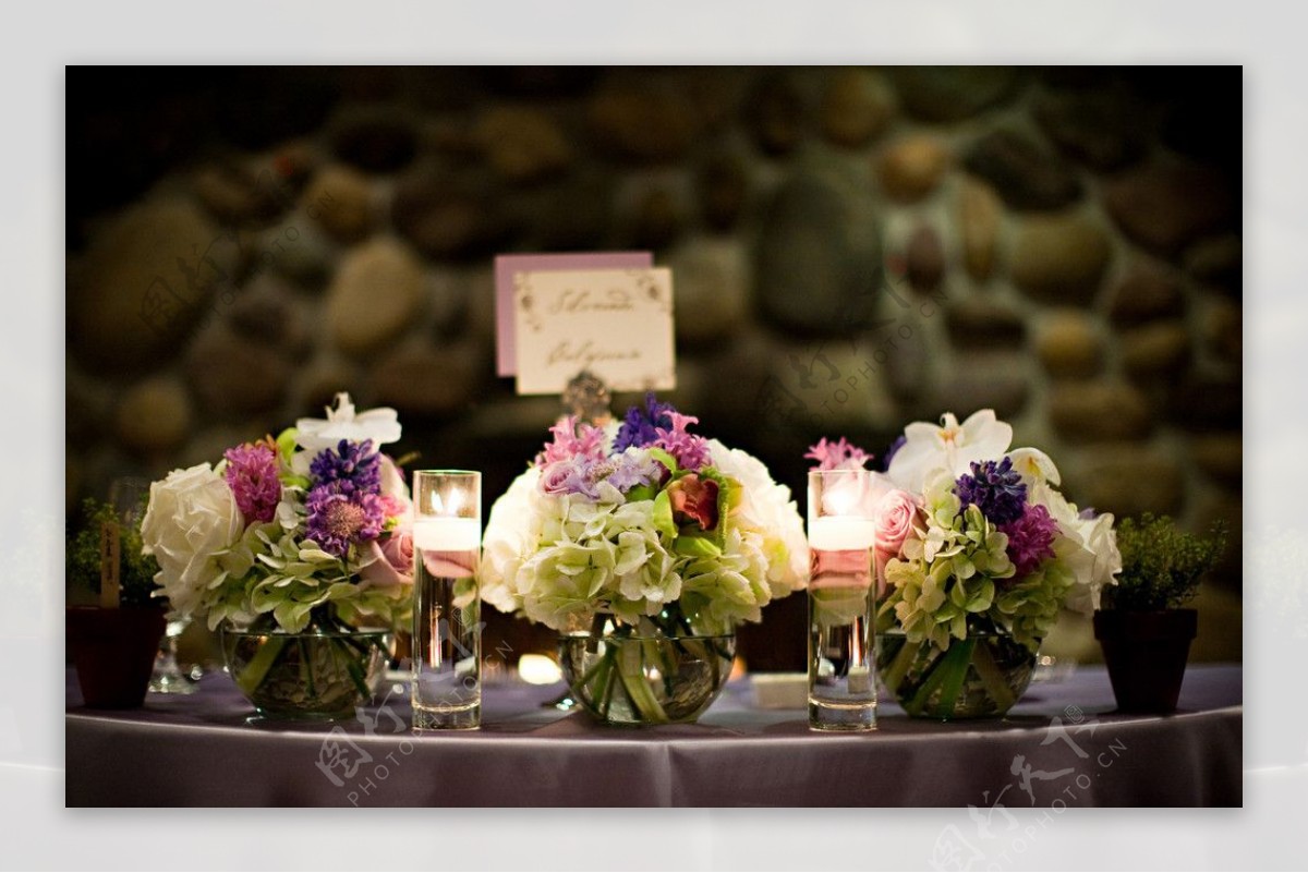 婚礼场地温馨无人婚礼场地布置蜡烛桌子台卡花艺花卉插花花瓶图片