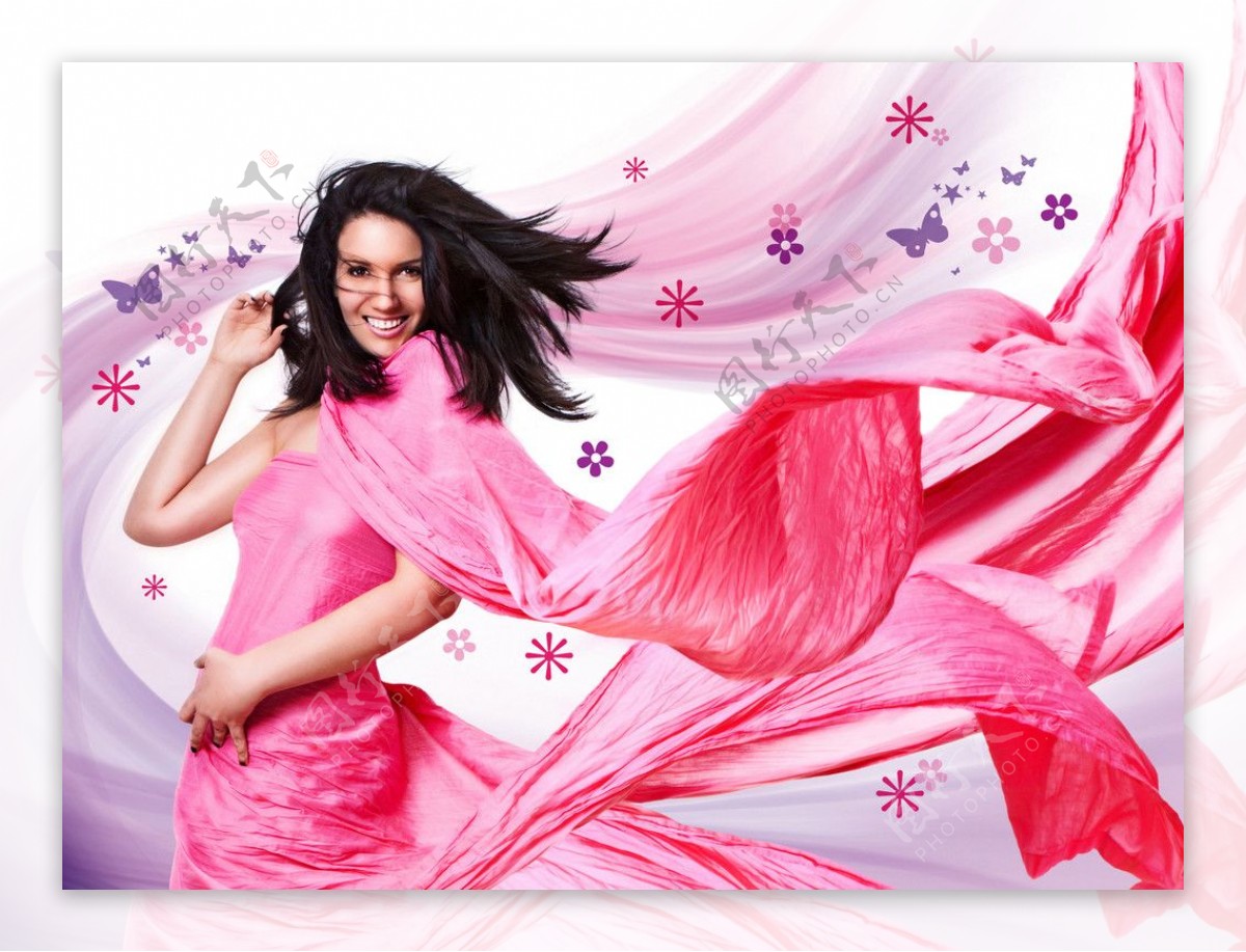 粉色丝绸飘扬的时尚女孩图片