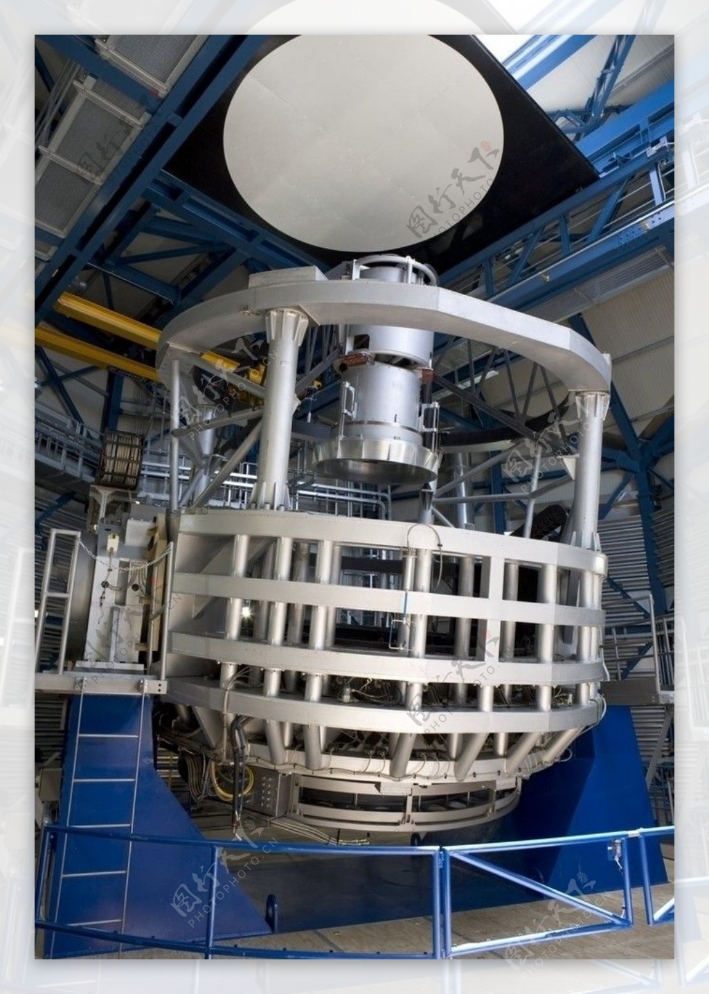 VISTA望远镜的主要部件及其保护罩图片