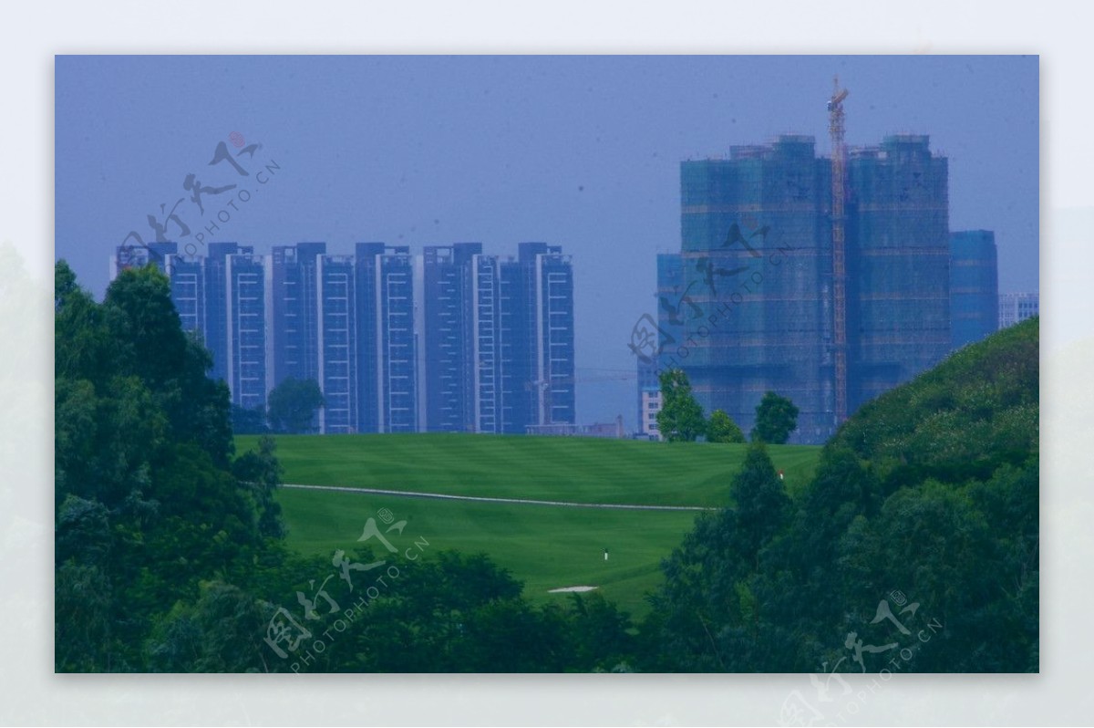 绿色高尔夫城市山水图片