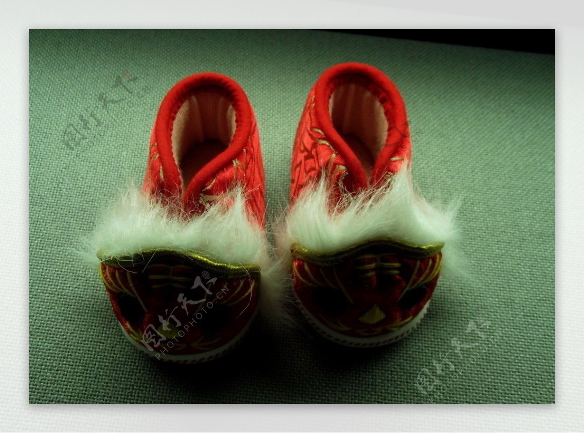 传统绣花童鞋图片