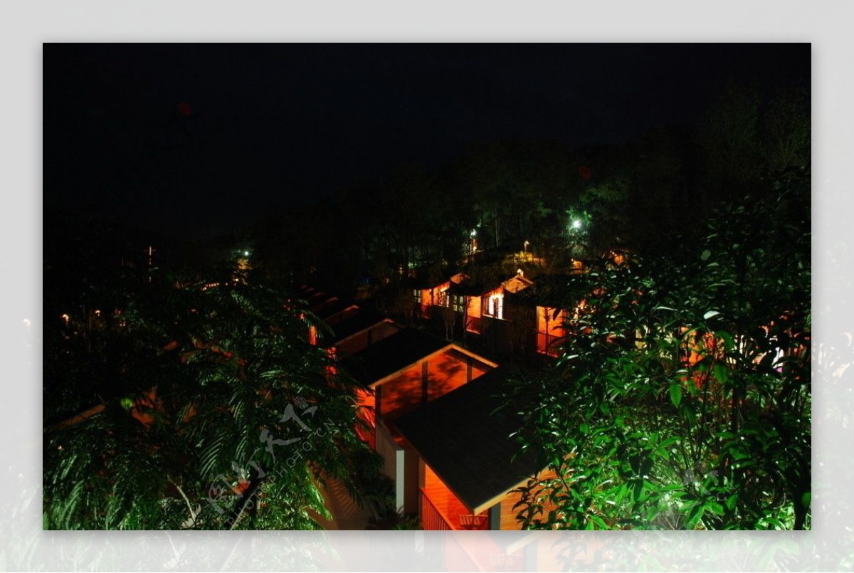 凤凰温泉小木屋夜景图片