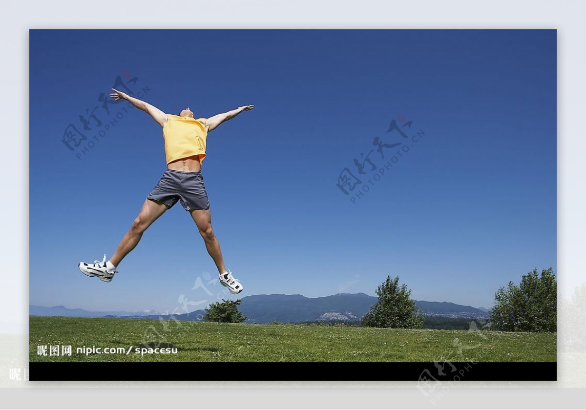 草地跳跃男性图片