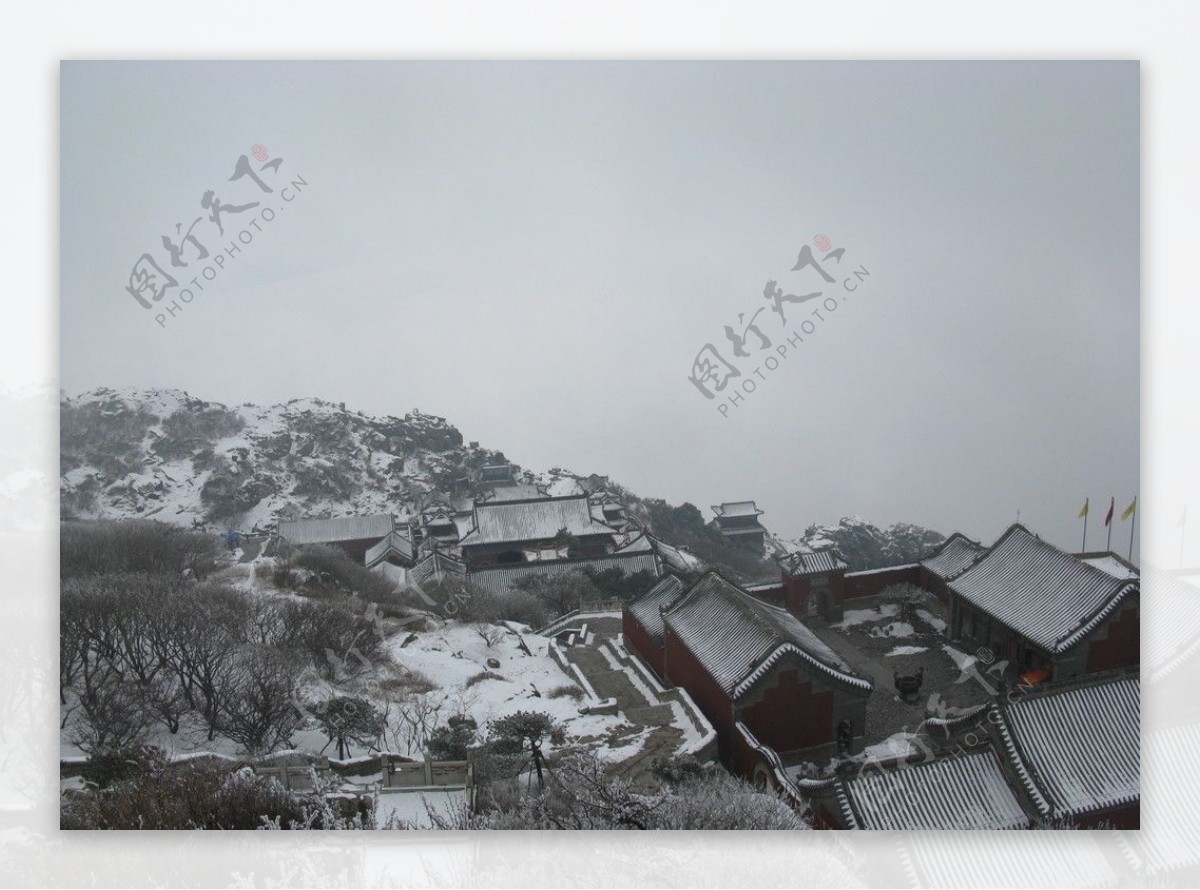 泰山山顶建筑雪景图片