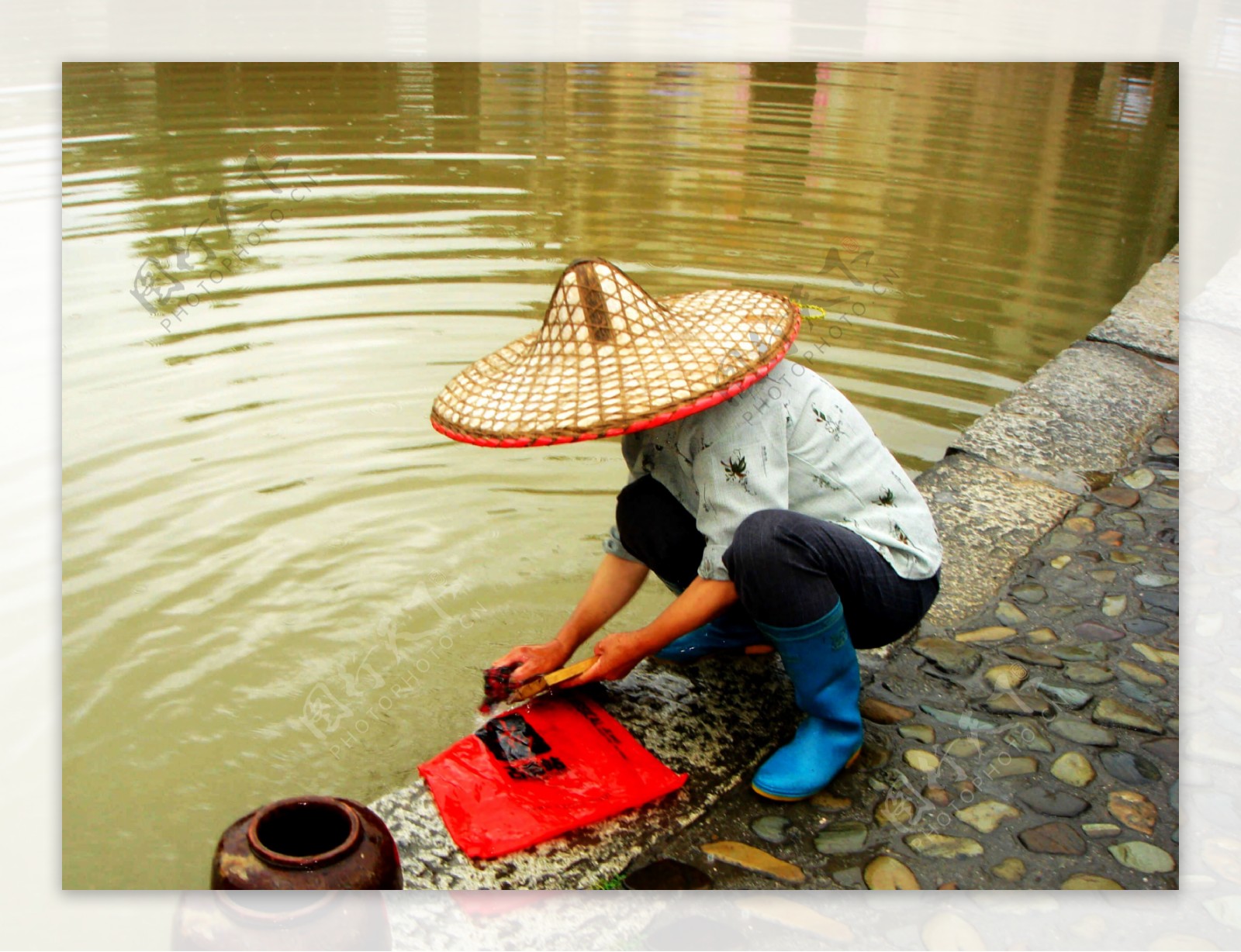 雨中在河塘边洗刷的村妇图片