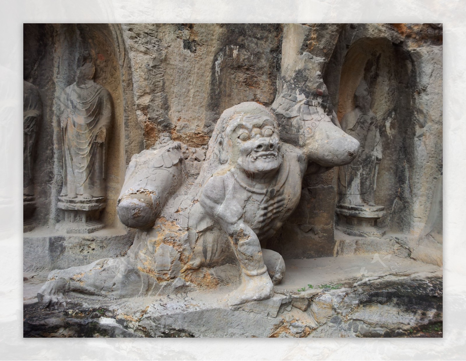 龙门石窟残缺的雕像图片