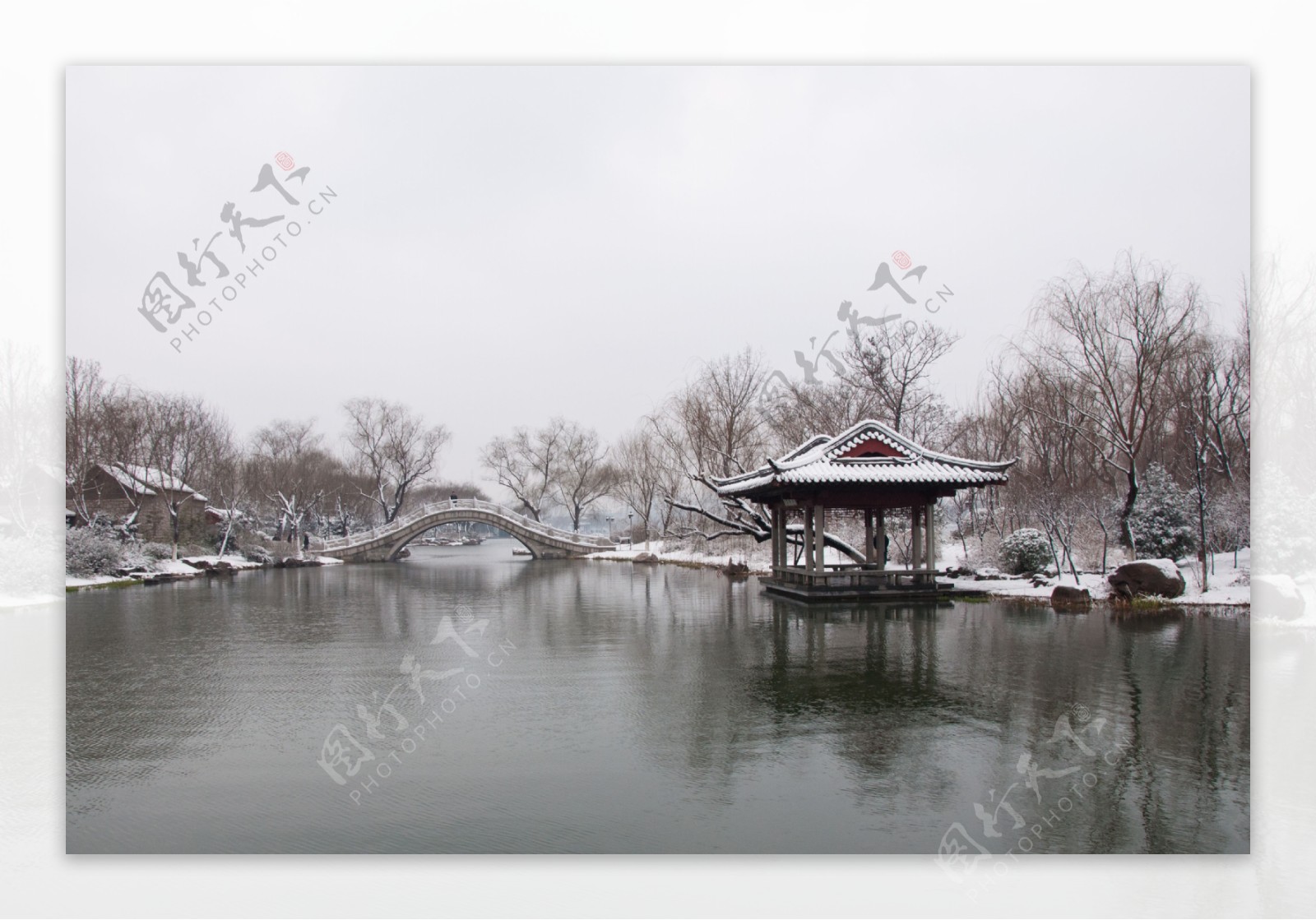 雪后的大明湖水香亭图片